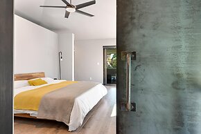 Relaxing in Paradise w Private Roof Top Deck!!