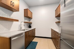 Relaxing in Paradise w Private Roof Top Deck!!