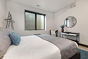 Relaxing in Paradise w Private Roof Top Deck!!