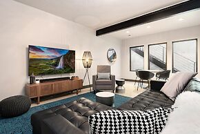 Relaxing in Paradise w Private Roof Top Deck!!