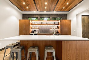 Relaxing in Paradise w Private Roof Top Deck!!