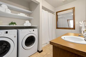 Peaceful Retro Retreat w/Stunning Lake Views!!