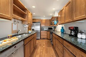 Peaceful Retro Retreat w/Stunning Lake Views!!