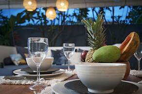 New 2 King Beds, Walk to Beach, Cafes all Else 30 Minutes From Airport