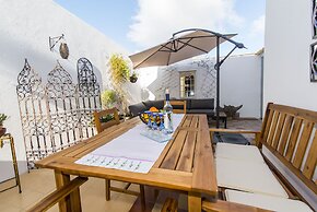 Charming Townhouse With Aircon Only 500m From the Marina and the Typic