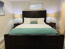 Inviting Bungalow Next to UNC - Free cruiser bikes!