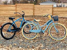 Inviting Bungalow Next to UNC - Free cruiser bikes!