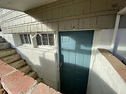 Inviting Bungalow Next to UNC - Free cruiser bikes!