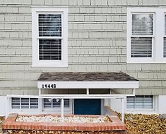 Inviting Bungalow Next to UNC - Free cruiser bikes!