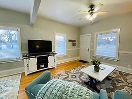 Stunning Bungalow next to UNC - Free Cruiser Bikes!