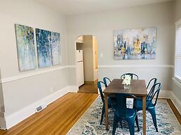 Stunning Bungalow next to UNC - Free Cruiser Bikes!