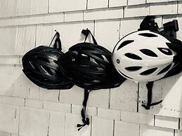 Stunning Bungalow next to UNC - Free Cruiser Bikes!