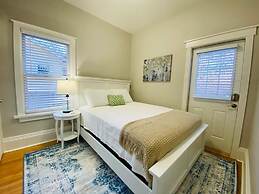 Stunning Bungalow next to UNC - Free Cruiser Bikes!