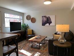 Modern & Chic Condo in the heart of Old Town