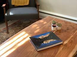 Modern & Chic Condo in the heart of Old Town