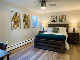 Modern & Chic Condo in the heart of Old Town