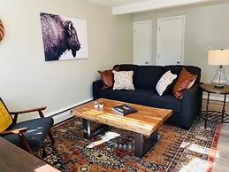 Modern & Chic Condo in the heart of Old Town