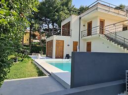 Whole Modern Villa With Pool And Near The Sea