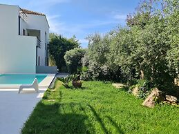 Whole Modern Villa With Pool And Near The Sea