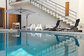 Whole Modern Villa With Pool And Near The Sea