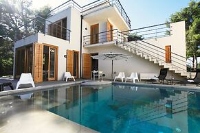 Whole Modern Villa With Pool And Near The Sea