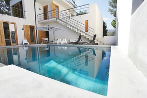 Whole Modern Villa With Pool And Near The Sea