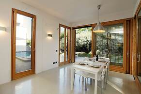 Whole Modern Villa With Pool And Near The Sea