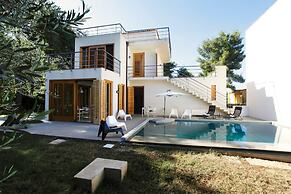 Whole Modern Villa With Pool And Near The Sea