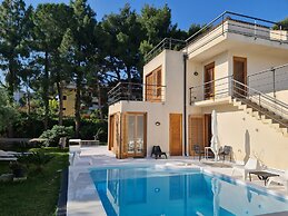 Whole Modern Villa With Pool And Near The Sea