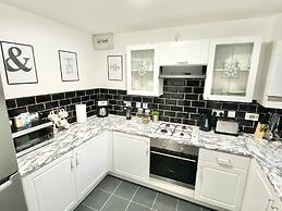 3-bed Townhouse Parking Deep Cleaned