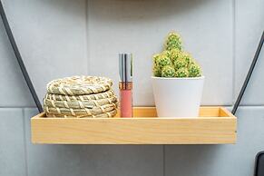 Golden Hour - One Bedroom - Next to Cismigiu Park and Victoria Avenue