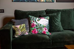 Golden Hour - One Bedroom - Next to Cismigiu Park and Victoria Avenue