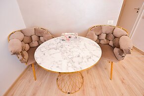 Tres Chic Studio - Victoria Avenue