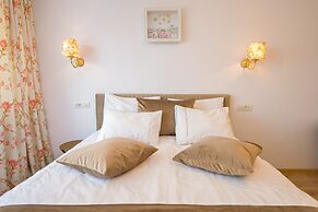 Tres Chic Studio - Victoria Avenue