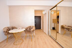 Tres Chic Studio - Victoria Avenue