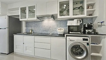 Kris - Modern Spacious 2 Bedroom Condo With Pool