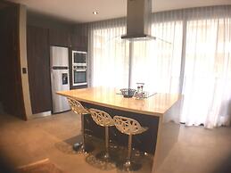 It Residence, 2 Bedroom Apartment with Rooftop Pool