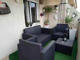 Wonderful top Floor Apartment Ideally Located Between sea and the City