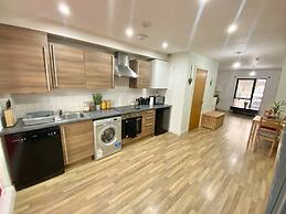 5-bed Townhouse Salford Deep Cleaned