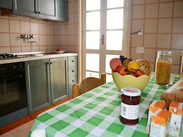 Cosy Apartment Near The Beach With Balcony - Pets Allowed