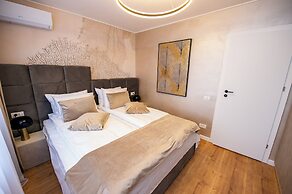 Sakura - One Bedroom Apartment - Next to Victoria Avenue and Cismigiu 