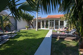 Villa Splantzia-heated Pool-garden-2 min Chania Port