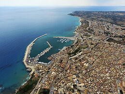 Sea Front Apartment 5 Beds With Balcony 250 Meters From the Beach