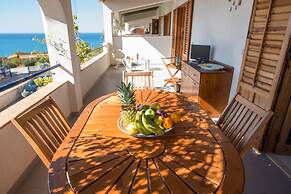 Sea Front Apartment 5 Beds With Balcony 250 Meters From the Beach