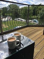 Waterfront House In The Heart Of St Neots