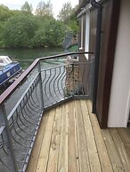 Waterfront House In The Heart Of St Neots