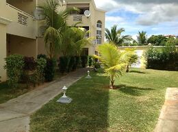 Lovely Apartment in Flic en Flac, Close to the Lovely Beach and all Am