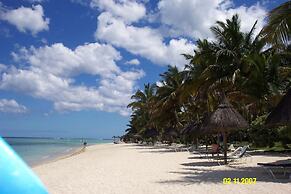 Lovely Apartment in Flic en Flac, Close to the Lovely Beach and all Am