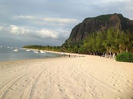 Lovely Apartment in Flic en Flac, Close to the Lovely Beach and all Am