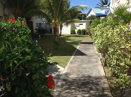 Lovely Apartment in Flic en Flac, Close to the Lovely Beach and all Am